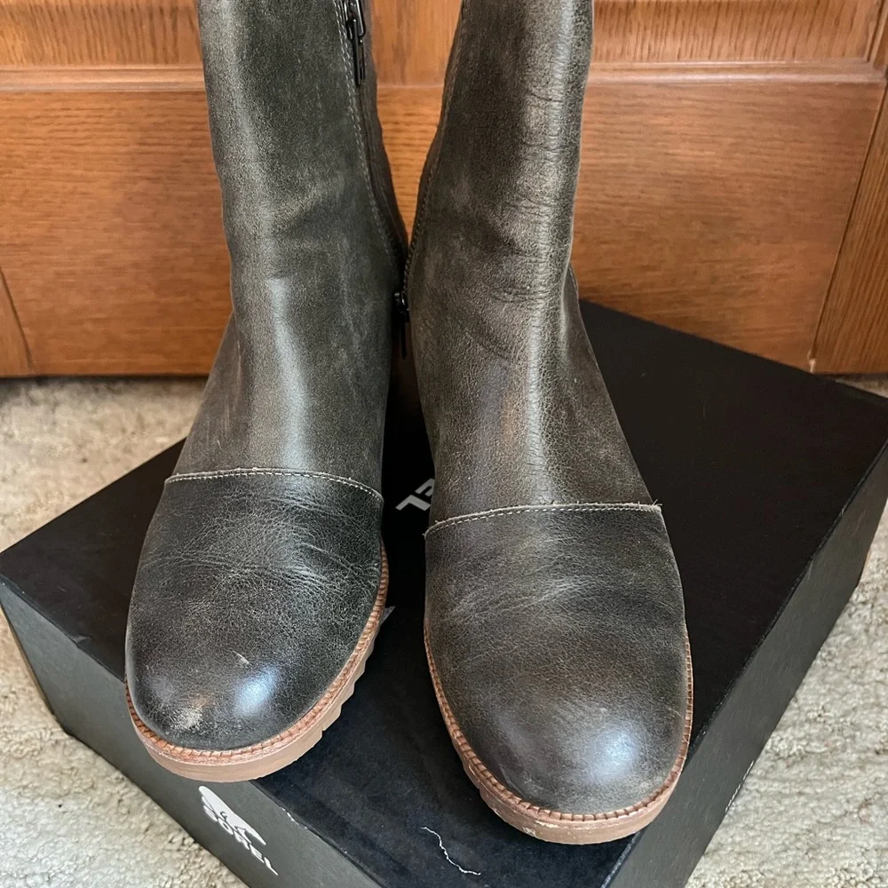 Like new Sorel olive green 2 inch boots. Great condition worn 3 times. - Picture 4 of 6